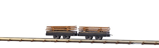 Zwei Wagen mit Bretterladung
