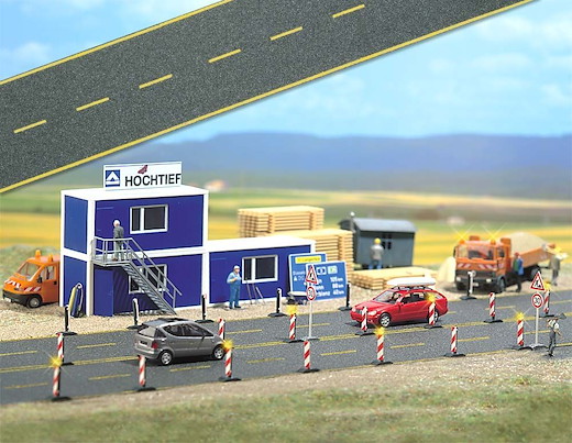 Asphaltstrasse mit gelben Fahrbahnmarkierungen