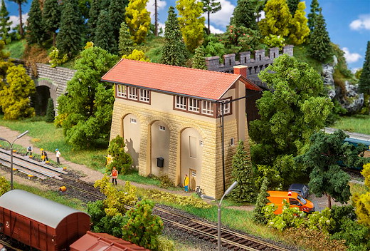 Stellwerk mit Sandsteinsockel