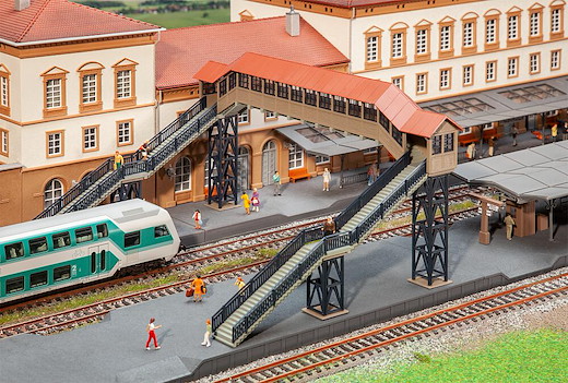 Fussgängerbrücke mit Überdachung