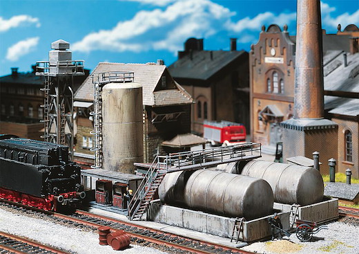 Öllager mit Dieseltankstelle und Ölkran