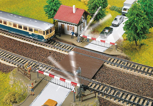 Bahnübergang mit Schrankenwärterhaus