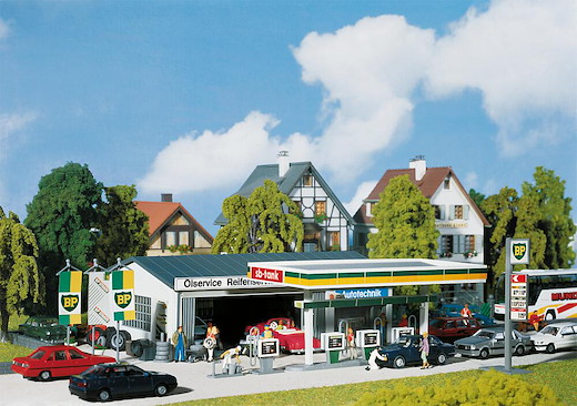 Tankstelle mit Servicegebäude