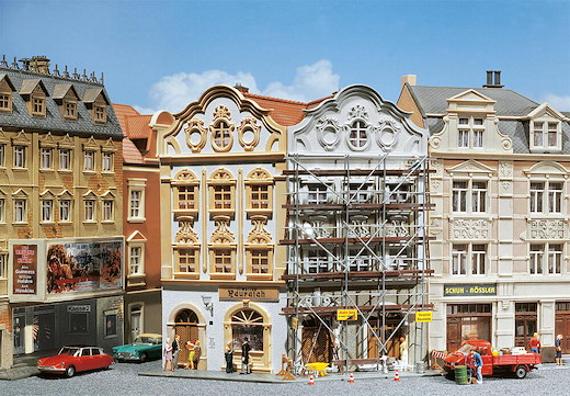 Winkel-Stadthaus mit Malergerüst