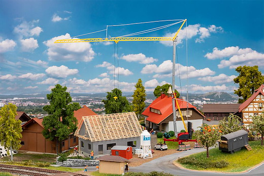 Haus im Bau mit Kran