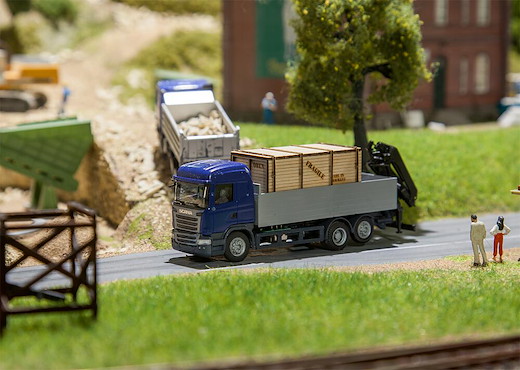 LKW Scania R 13 HL Pritsche mit Holzkiste (HERPA)