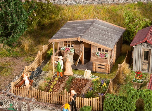 Schrebergarten mit grossem Gartenhäuschen
