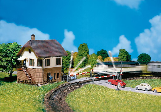 Bahnübergang mit Stellwerk