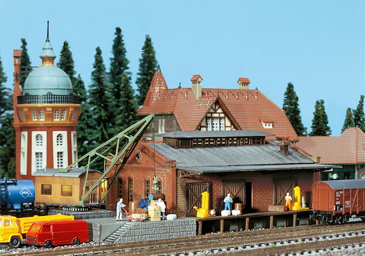 Güterhalle mit Ladekran
