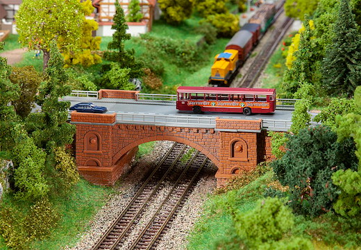 Eisenbahn-/Strassenbrücke