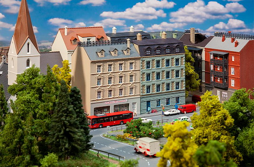 Stadthäuser mit Elektrofachgeschäft