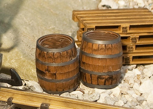 2 Holzfässer