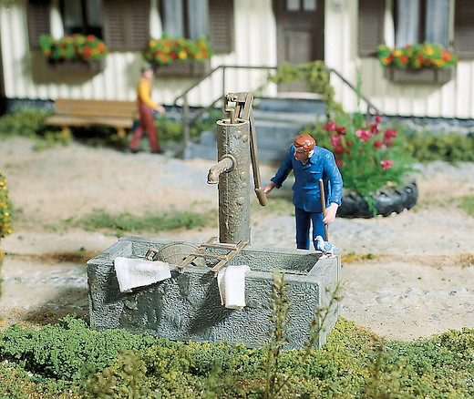 Pumpbrunnen mit Wassertrog