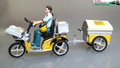 Postbote mit Fahrzeug und Anhänger
