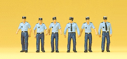 Polizisten in Sommeruniform, gehend