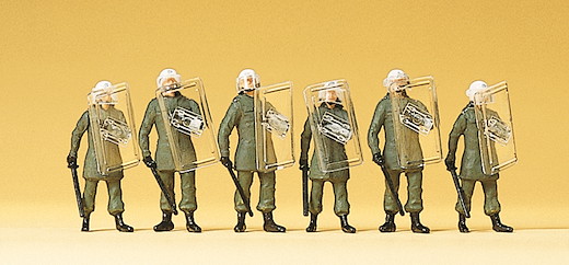 BGS. Einsatzanzug und Schutzhhelm