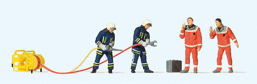 Feuerwehrmänner in mod. Einsatzkleidung