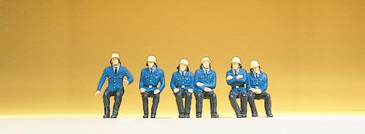 Sitzende Feuerwehrmänner