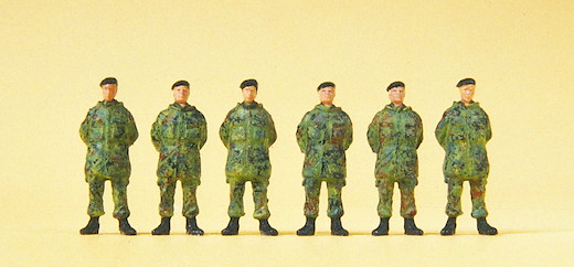 Soldaten stehend, Parka, Barett Bundeswehr