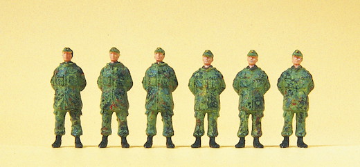 Soldaten stehend, Feldmütze, Parka, Flecktarn Bundeswehr