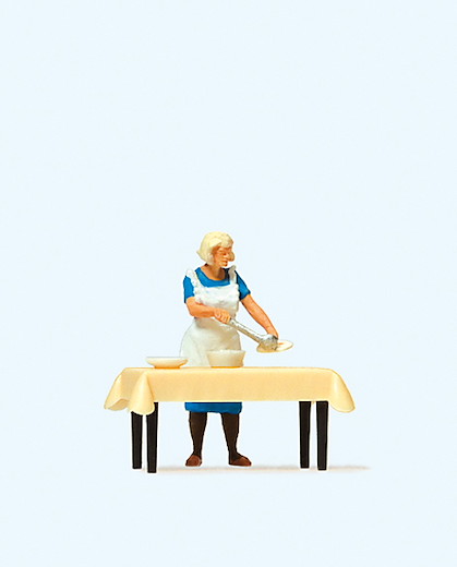 Hausfrau am Tisch Essen schöpfend