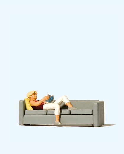 Lesende auf Sofa