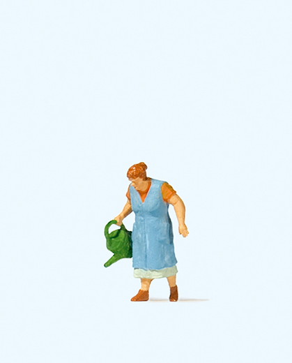 Oma beim Blumengießen
