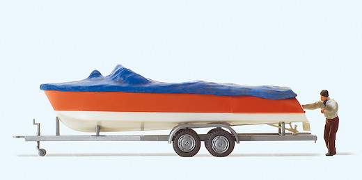 Motorboot beim Verladen auf Anhänger