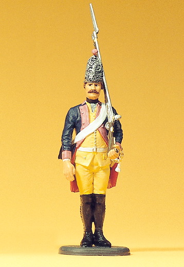 Granadier stehend Gewehr geschuldert