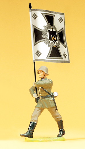 Soldat im Marsch mit Regimentfahne