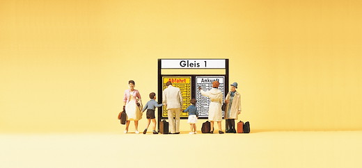 Reisende vor Fahrplantafel