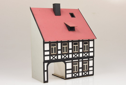 Bausatz Harzer Fachwerk-Stadthaus zweistöckig Hofeinfahrt Halbrelief, Fachw. weiss
