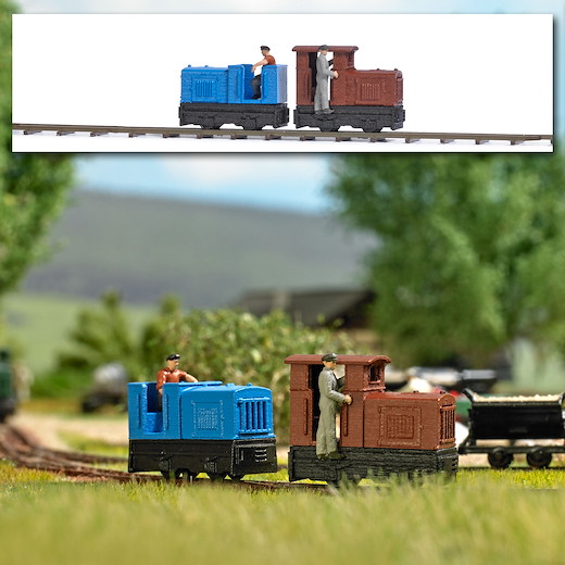 2 Feldbahn-Lokomotiven mit Fahrern