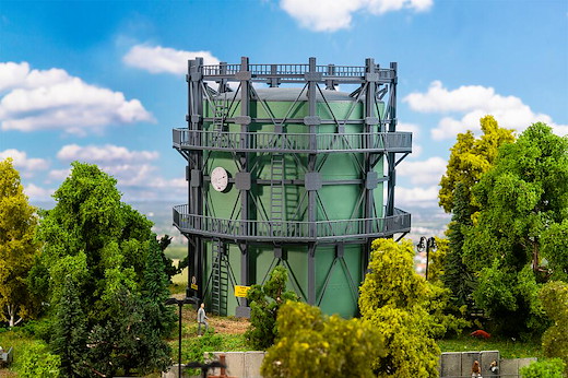 Gasometer mit Rohrleitungen