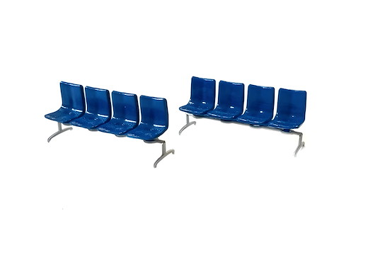 Blaue Sitzbänke