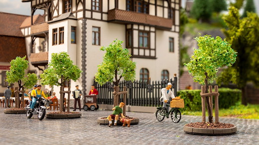 Junge Bäume mit Baumstützen 4 cm hoch, 6 Stück