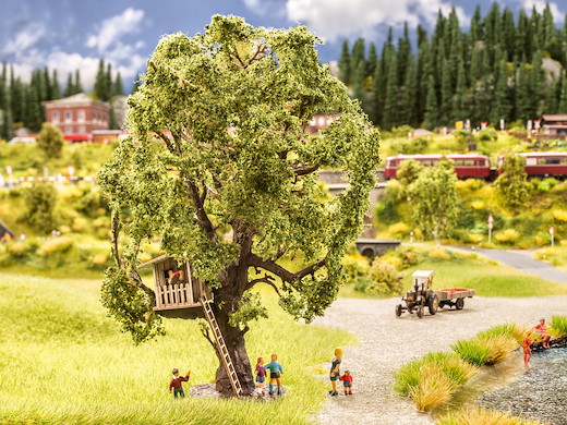 Baum mit Baumhaus