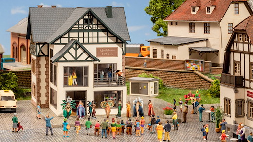 *Modegeschäft mit micro-motion Modeschau