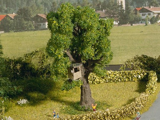 Baum mit Baumhaus 10 cm hoch Spur N
