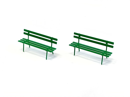 Grüne Parkbänke